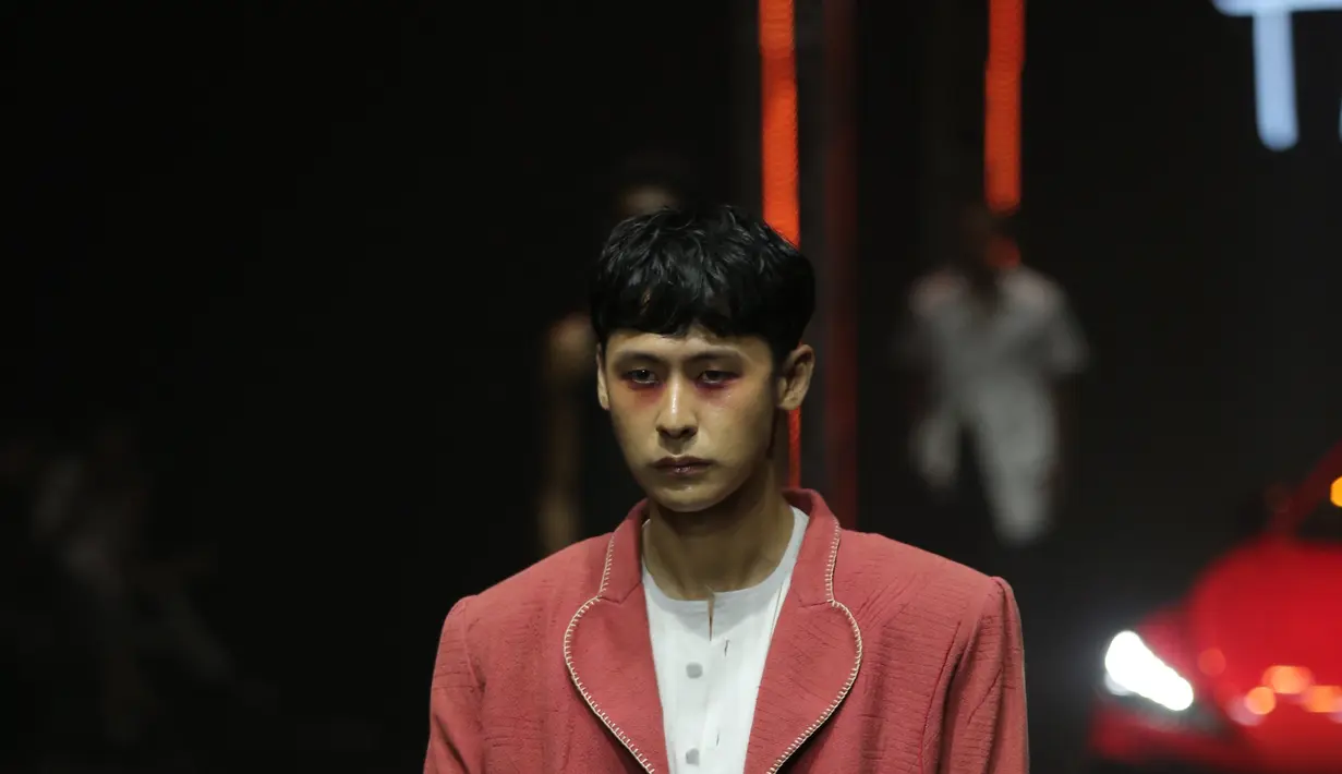 Koleksi busana siap pakai ini dibagi dalam empat kategori yaitu pagi, siang, dan malam.