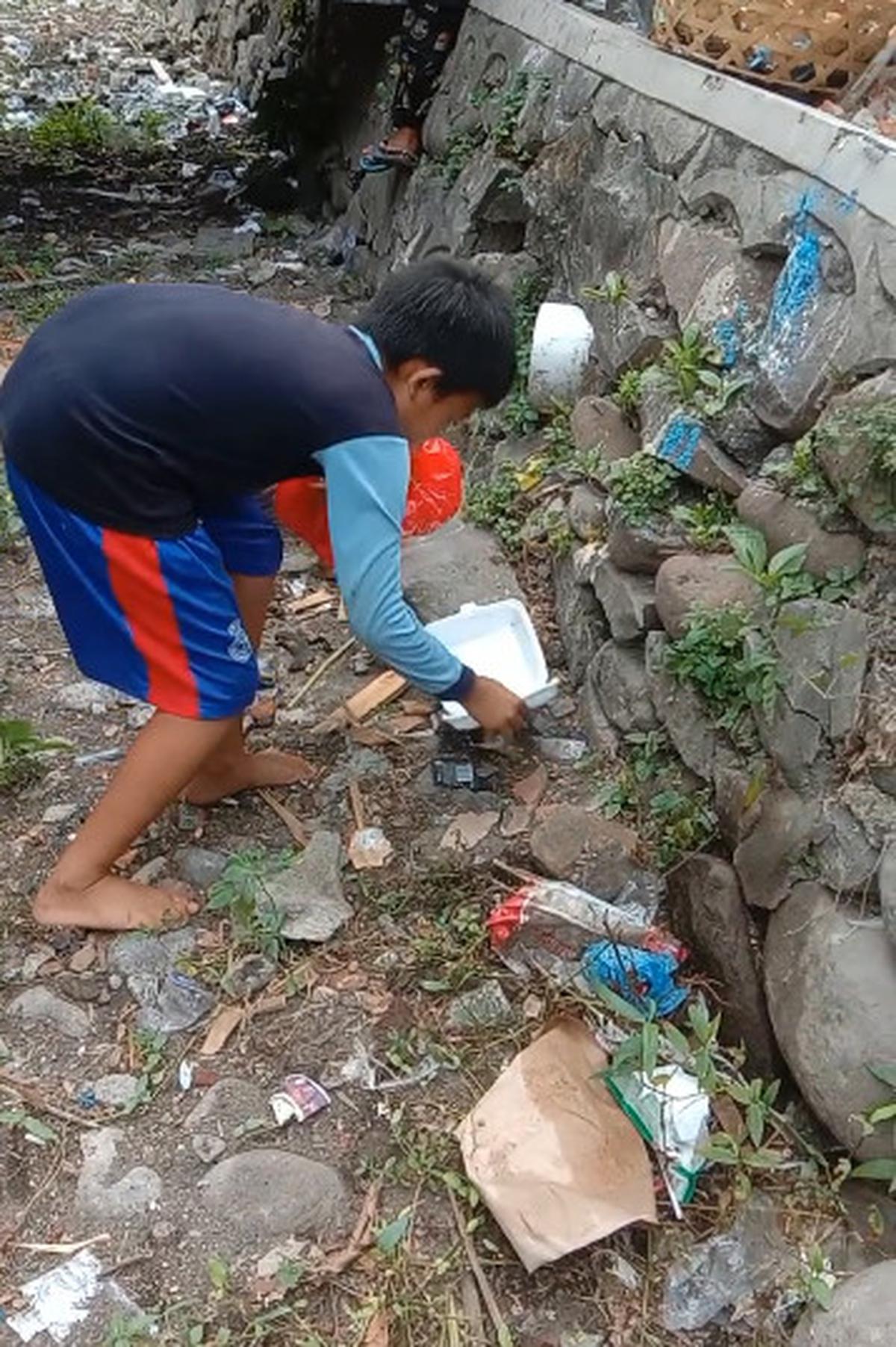 Para Bocah Kompak Bersihkan Selokan di Tepi Jalanan, Aksinya Banjir Pujian