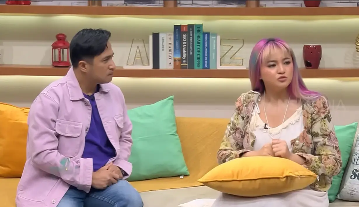 Saat Irfan Hakim kembali menegaskan kepada Raffi, suami Nagita Slavina itu kembali menegaskan bahwa Chaca merupakan sahabatnya sejak lama. Chaca lupa persisnya sisa berapa yang belum dibayar. (Youtube/TRANS7 OFFICIAL)