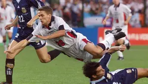 Pada babak 16 Besar Timnas Inggris bersua Argentina (30/6/1998). Michael Owen kembali menjadi starter dan mampu menyumbang 1 gol untuk membawa Inggris memimpin 2-1 di menit ke-16. Laga pun tuntas 2-2 di waktu normal usai Argentina sukses menyamakan skor 2-2 melalui Javier Zanetti di injury time babak pertama. (AFP/Gerry Penny)