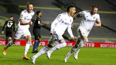 Penyerang Leeds United, Rodrigo, melakukan selebrasi usai mencetak gol ke gawang Manchester City pada laga Liga Inggris di Stadion Elland Road, Sabtu (3/10/2020). Kedua tim bermain imbang 1-1. (Paul Ellis/Pool via AP)