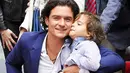 Coba lihat betapa menggemaskannya Orlando Bloom saat dicium oleh sang anak! (REX/Shutterstock/HollywoodLife)