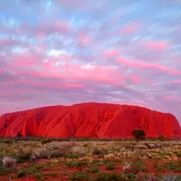 Merasa kecil saat bersanding dengan gunung batu di Uluru, Australia.