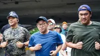 Pramono Anung berolahraga di kawasan car free day (CFD) Jakarta, Minggu pagi (8/12/2024). (Foto: Tim Pramono Anung)