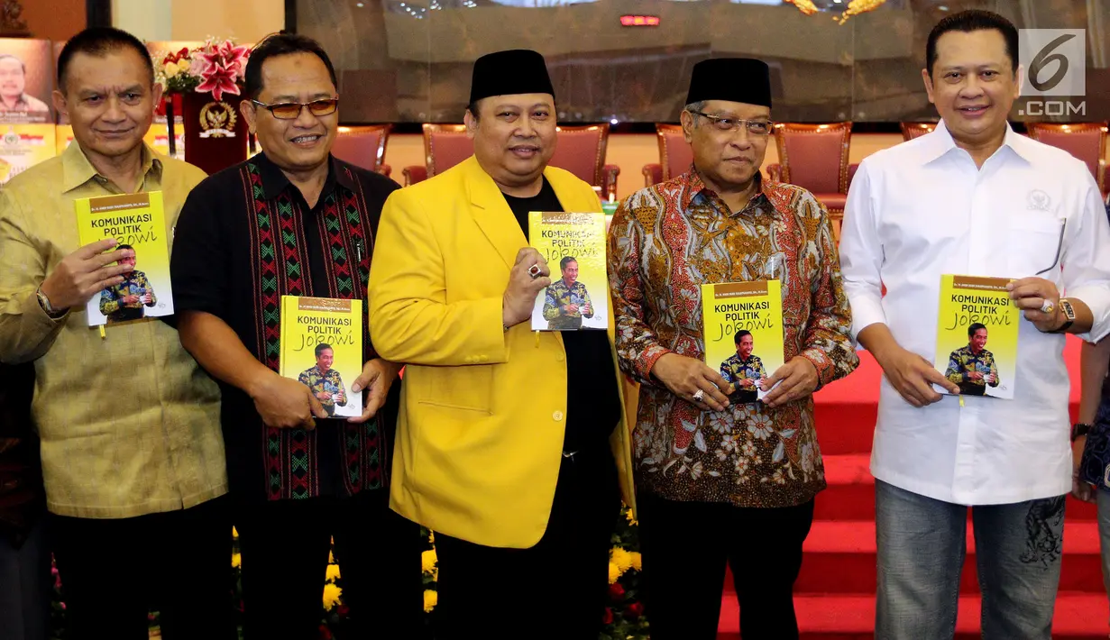 Ketua DPR Bambang Soesatyo atau Bamsoet (kanan) bersama Ketua PBNU Said Aqil Siradj (dua kanan) dan Sekjen Partai Golkar Lodewijk Frederich (kiri) hadir dalam peluncuran buku Komunikasi Politik Jokowi di Jakarta, Jumat (9/3). (Liputan6.com/JohanTallo)