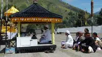 Pemangku adat memimpin sembahyangan menjelang digelar upacara Inti Yadnya Kasada, di Pura Agung Poten, Gunung Bromo, Probolinggo, Jatim, Rabu (25/8).(Antara)