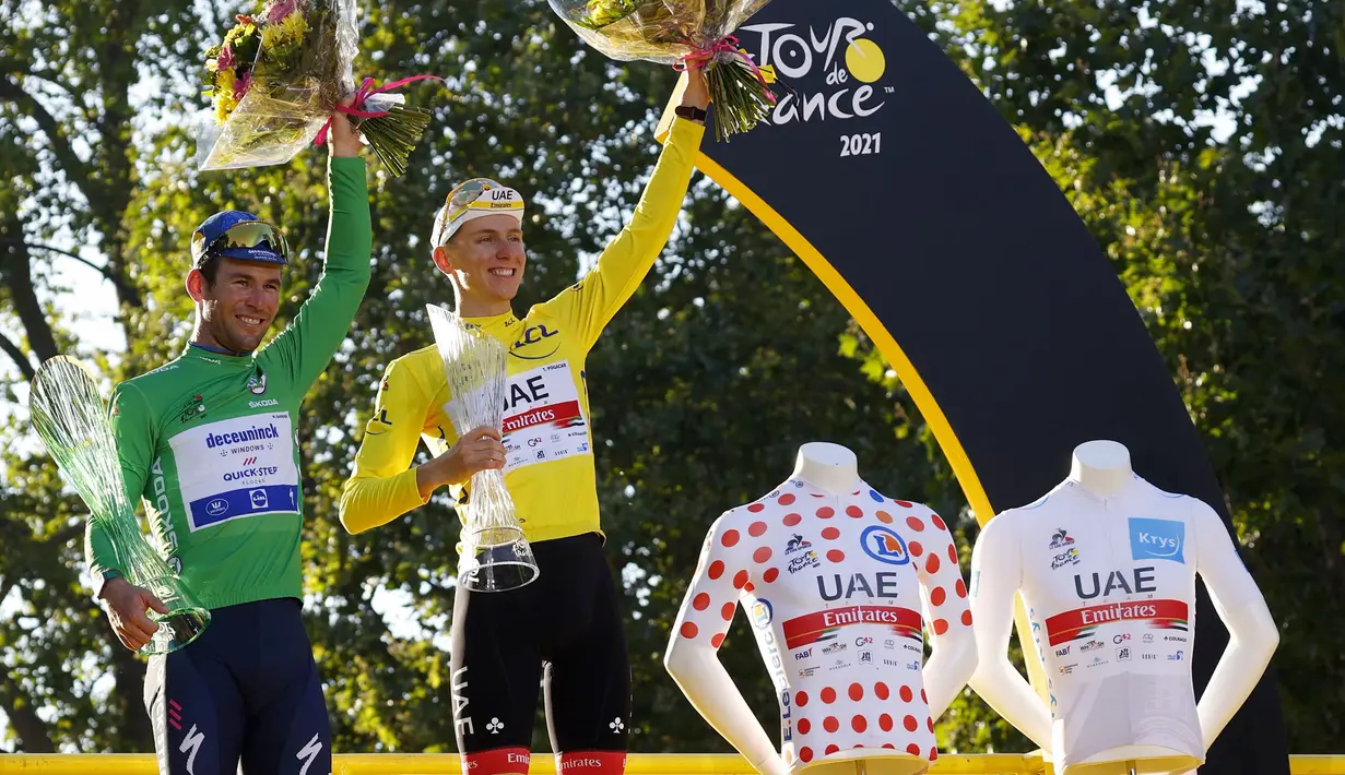 Tadej Pogacar (kanan) berhasil mempertahankan gelar juara di Tour de France 2021. Dirinya bahkan rebut tiga gelar kategori sekaligus, yaitu klasifikasi umum, klasifikasi pegunungan, dan klasifikasi pembalap muda. Sementara klasifikasi poin disabet oleh Mark Cavendish. (Foto: AFP/Thomas Samson)
