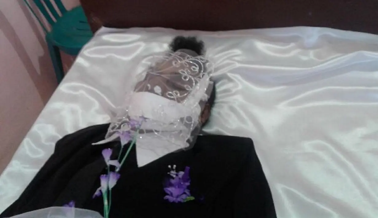 , Ade juga lebih sering mengisi acara off air di Raja Ampat. Makanya, ditengah perjuangan melawan sakitnya, Ade memilih untuk menetap disana ketimbang bergelut di ibu kota. (Bintang Pictures)