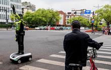 FOTO: China Kerahkan Robot Humanoid Canggih untuk Atur Lalu Lintas