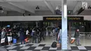 Antrean calon penumpang di pintu keberangkatan Bandara Halim Perdanakusuma, Jakarta, Senin (11/6). Untuk mengatasi lonjakan penumpang, 3 maskapai penerbangan di Bandara Halim menambahkan 12 slot penerbangan ekstra. (Liputan6.com/Iqbal S. Nugroho)
