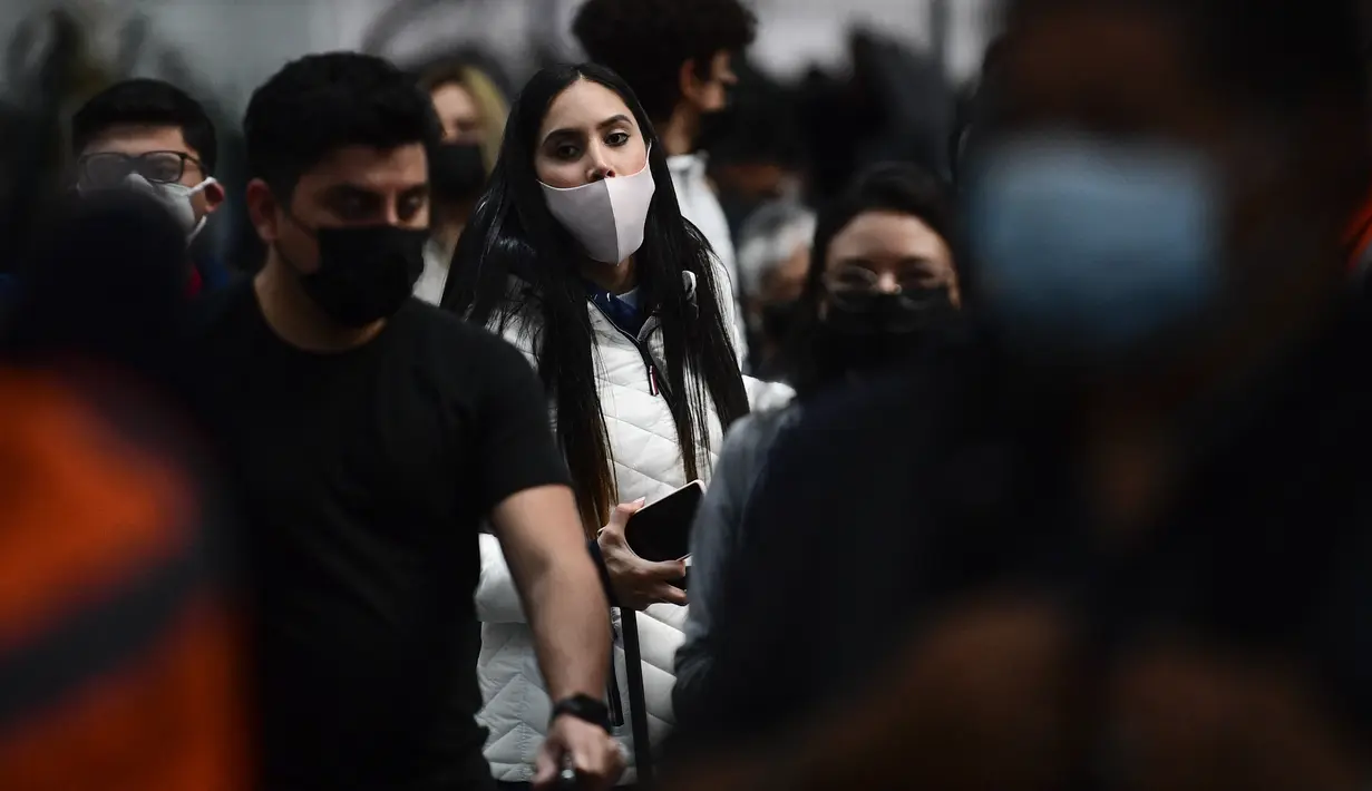 Penumpang Aeromexico menunggu penerbangan usai 70 lebih pilot dinyatakan positif Covid-19 di bandara internasional Benito Juarez, Mexico City, Jumat (8/1/2022). Meksiko mencatat 28.023 infeksi baru pada Jumat, tertinggi kedua sejak pandemi dengan total lebih dari empat juta kasus. (PEDRO PARDO/AFP)
