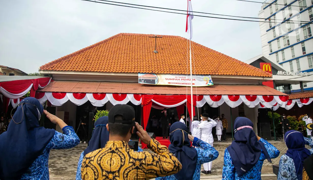 Anggota paskibra dan peserta melakukan hormat saat pengibaran bendera Merah Putih di depan Museum Sumpah Pemuda, Jakarta, Kamis (28/10/2021). Upacara tersebut dilaksanakan untuk memperingati Hari Sumpah Pemuda ke-93. (Liputan6.com/Faizal Fanani)