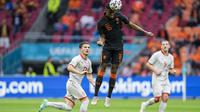 Ryan Gravenberch sedang menyundul bola saat pertandingan Grup C Euro 2020 antara Makedonia Utara melawan Belanda di Johan Cruyff ArenA, Amsterdam, Belanda, Senin (21/06/2021). (AP/Pool/Peter Dejong)