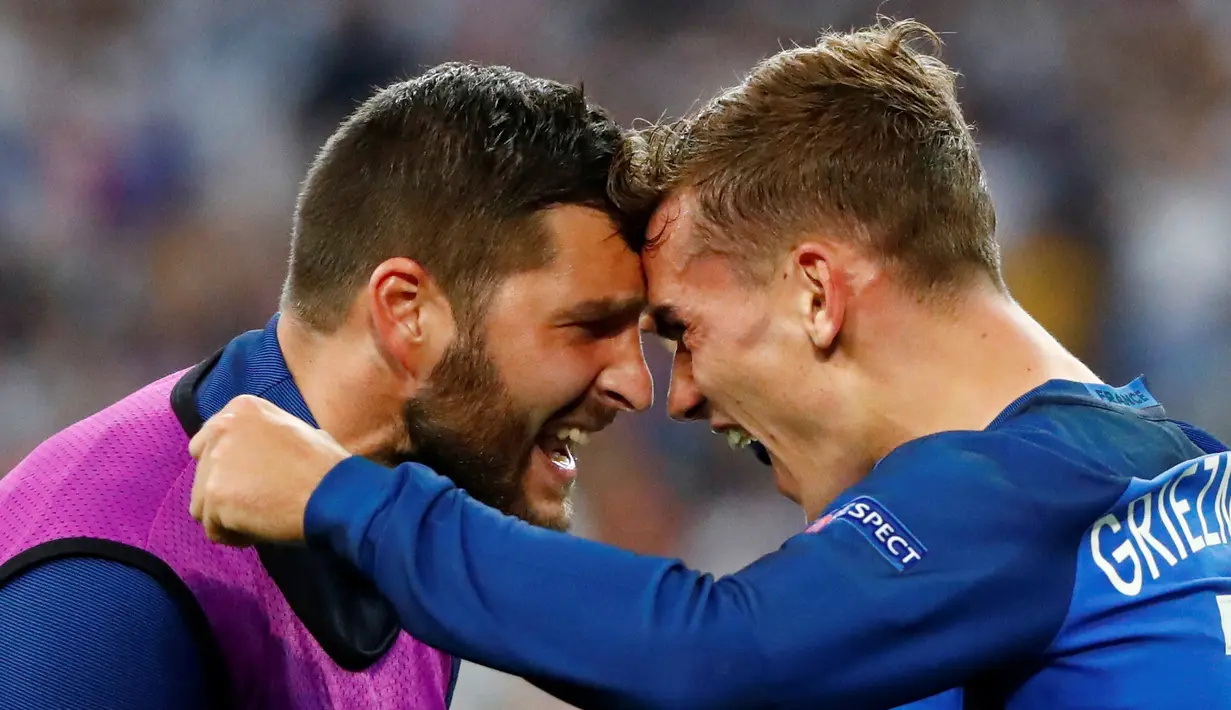 Antoine Griezmann (kanan) merayakan golnya bersama rekannya Andre-Pierre Gignac saat melawan Jerman pada semi-final piala Eropa 2016 di Stade Velodrome, Marseille (7/7/2016). (REUTERS/Christian Hartmann)