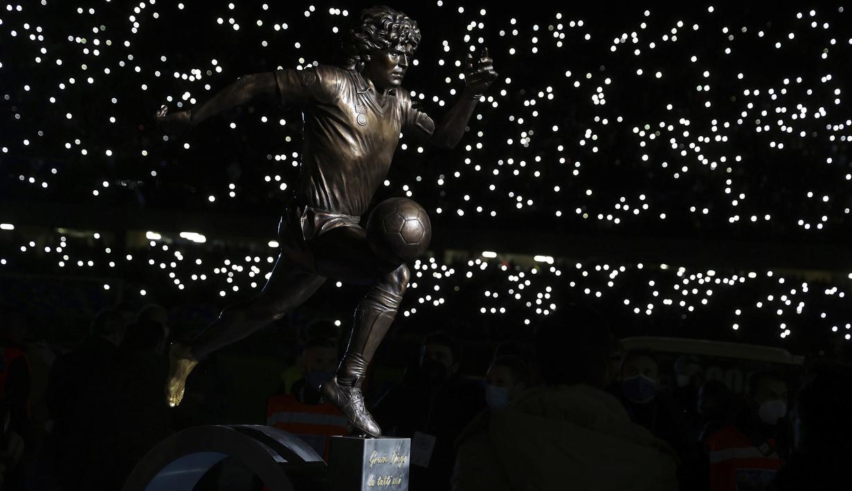 Sebelum laga antara Napoli melawan Lazio digelar, terlebih dahulu dilakukan peresmian Patung legenda Napoli, Diego Maradona dalam peringatan satu tahun kematiannya di Diego Armando Maradona Stadium. (LaPresse via AP/Alessandro Garofalo)
