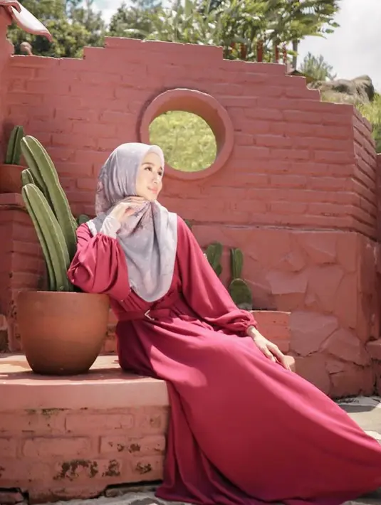 Membuat keputusan berhijab ternyata bukan hal mudah juga untuk Laudya Cynthia Bella. Selama ini tidak ada yang mengetahui alasannya, namun belum lama beredar video tentang keputusan Bella menutup auratnya. (Instagram/laudyacynthiabella)