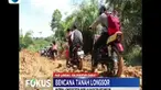 Material longsor yang menutupi seluruh badan jalan mengakibatkan terputusnya akses jalan di tiga kecamatan.