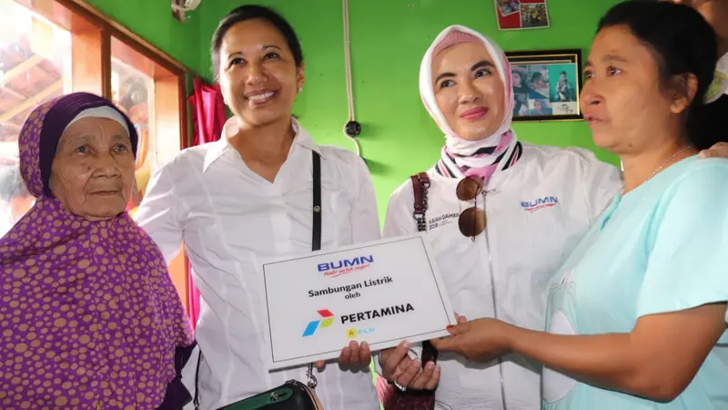 PT PLN bersinergi dengan PT Pertamina melakukan penyambungan listrik gratis bagi 400 Kepala Keluarga (KK) di Tasikmalaya, Jawa Barat. (Dok Kementerian BUMN)