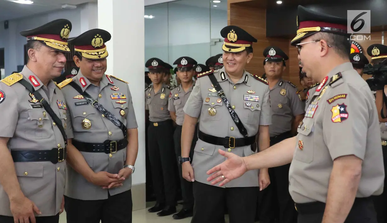 Kadiv Humas Polri Irjen Setyo Wasisto saat akan memberikan selamat kepada Brigadir Jenderal Polisi Yan Fitri dan Brigjen Rikwanto usai serah terima jabatan Karo Penmas Polri di Gedung Divisi Humas Polri, Jakarta, Jumat (24/11). (Liputan6.com/Angga Yuniar)