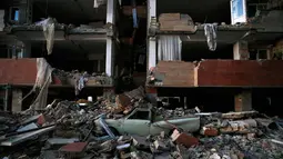 Sebuah mobil yang hancur akibat tertimbun reruntuhan bangunan usai menghantam di Sarpol-e Zahab, Provinsi Kermanshah, Iran, (13/11). Gempa dahsyat di perbatasan Irak-Iran ini menewaskan ratusan orang dan melukai 1.600 lainnya. (Pouria Pakizeh/ISNA via AP)