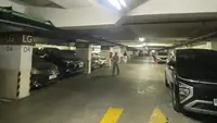 Tempat parkir salah satu apartemen yang tersambung langsung dengan mall. (Liputan6.com/Devira Prastiwi)
