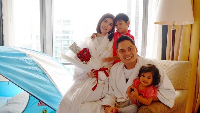 Potret Eva Anindita dan Keluarga. (Sumber: Instagram.com/eva_anindita_zachrie)