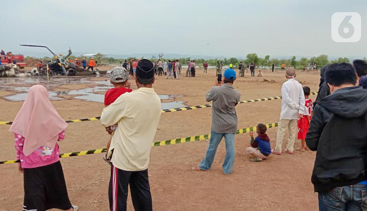 Sejumlah warga melihat helikopter MI-17 v 5 HA 5142 milik TNI Angkatan Darat (AD) yang terjatuh dan meledak di kawasan industri Kendal, Jawa Tengah, Sabtu (6/6/2020). (Liputan6.com/Gholib)