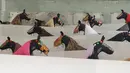 Sejumlah kostum menyerupai kuda karya Nick Cave disiapkan untuk penampilan di Sydney, Australia (8/11). Dalam penampilannnya yang berjudul HEARD.SYD, Nick Cave akan menampilkan 30 penari dengan kostum kuda. (Reuters/Jason Reed)
