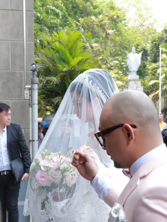 Air mata Chelsea pun menetes saat dirinya mengucapkan janji pernikahan di depan sang suami. (Galih W. Satria/Bintang.com)