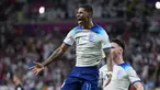 Penyerang Inggris Marcus Rashford merayakan gol pembuka yang dicetaknya ke gawang Wales pada pertandingan terakhir Grup B di Ahmad bin Ali Stadium, Rabu (30/11/2022) dini hari WIB. Timnas Inggris melangkah mantap ke Babak 16 Besar Piala Dunia 2022 sebagai juara grup. (AP Photo/Frank Augstein)