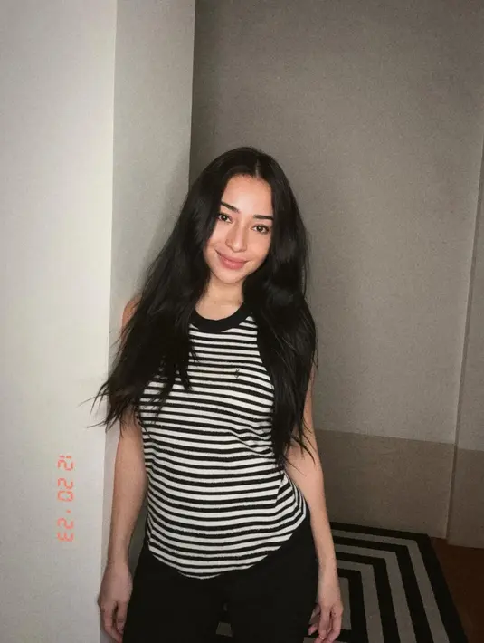 Ibu Issa Xander Djokosoetono itu juga mengubah gaya rambutnya menjadi model layer.