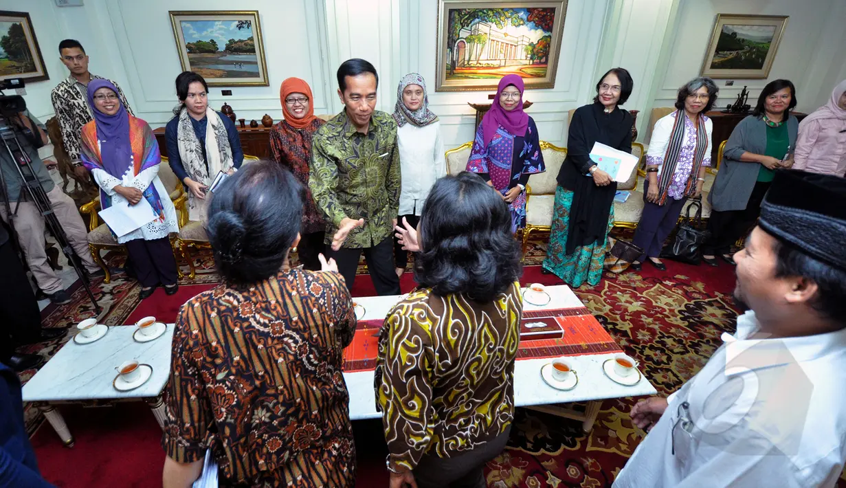 Perwakilan Komisi Nasional Anti Kekerasan Terhadap Perempuan (Komnas Perempuan) menemui Presiden Jokowi di Istana Negara, Jakarta, Senin (16/3/2015). Komnas Perempuan memaparkan temuan terbaru tentang kekerasan atas perempuan. (Liputan6.com/Faizal Fanani)