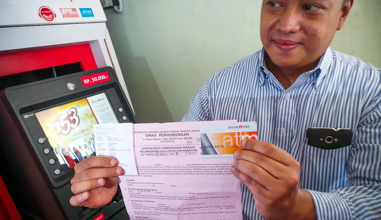 Nantinya, warga yang mobilnya diderek tinggal menunjukkan bukti slip transaksi pembayaran denda kepada Dishub DKI untuk memperoleh kembali kendaraannya, Senin (1/9/14). (Liputan6.com/Faizal Fanani)