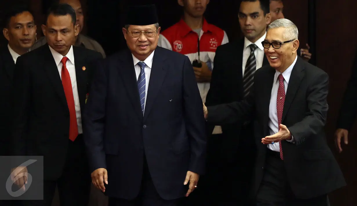 Presiden RI keenam Susilo Bambang Yudhoyono (kiri) bersama mantan Wakil Presiden Try Sutrisno menghadiri acara pidato Raja Arab Saudi Salman bin Abdulaziz Al Saud di Gedung DPR, Kompleks Parlemen, Senayan, Jakarta, Kamis (2/3). (Liputan6.com/Johan Tallo)