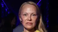Pamela Anderson tidak menggunakan make up saat pertunjukan Isabel Marant di Paris Fashion Week. (sumber: Vianney Le Caer/Invisi/AP)
