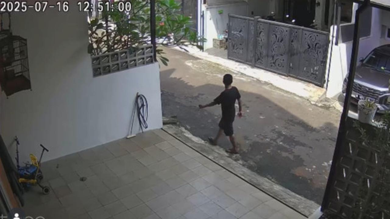 Detik-detik Rumah Rafael Tan Disatroni Maling Siang Bolong, Paket di Depan Pintu Raib - Tingkah Pelaku Disorot