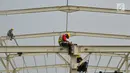 Pekerja menyelesaikan "Skybridge" di Tanah Abang, Jakarta, Selasa (28/8). Pembangunan jembatan yang menghubungkan Stasiun Tanah Abang-Pasar Blok G Tanah Abang itu ditargetkan Oktober 2018. (Liputan6.com/Herman Zakharia)