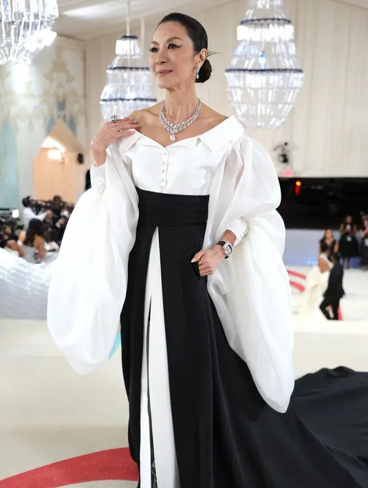 <p>Artis senior Michelle Yeoh juga tampil flawless dengan cat eye klasik. Ia melengkapi penampilannya dengan lipstik nude yang cantik [@karllagerfeld]</p>