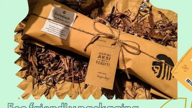 Tangan Angie menggunakan eco friendly packaging