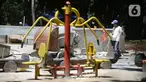 Pekerja menyelesaikan pembangunan taman bermain anak-anak untuk melengkapi fasilitas di Taman Kota 1, Tangerang Selatan, Banten, Selasa (1/12/2020). Kawasan terbuka hijau seluas 7,2 hektare tersebut sebagai tempat rekreasi alam murah meriah. (merdeka.com/Dwi Narwoko)