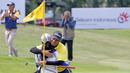 Miguel Carbello pegolf Argentina memeluk caddie-nya usai berhasil menjuarai BRI Indonesia Open 2019. (Bola.com/Peksi Cahyo)