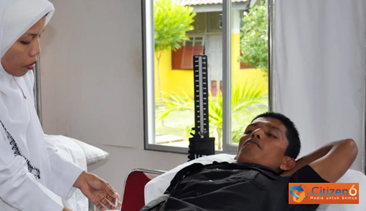 Sejumlah Karyawan Radio Republik Indonesia (RRI) Meulaboh, melakukan donor darah di Rumah Sakit Umum Cut Nyak Dhien pada, Kamis (8/9).