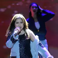 "Special thanks to sama Mas Agus (AHY) dan Mbak Annisa Pohan yang sudah menyempatkan hadir, tentu juga para keluarga besar aku dan khususnya Prillvers," ucap Prilly di tengah penampilannya. (Deki Prayoga/Bintang.com)
