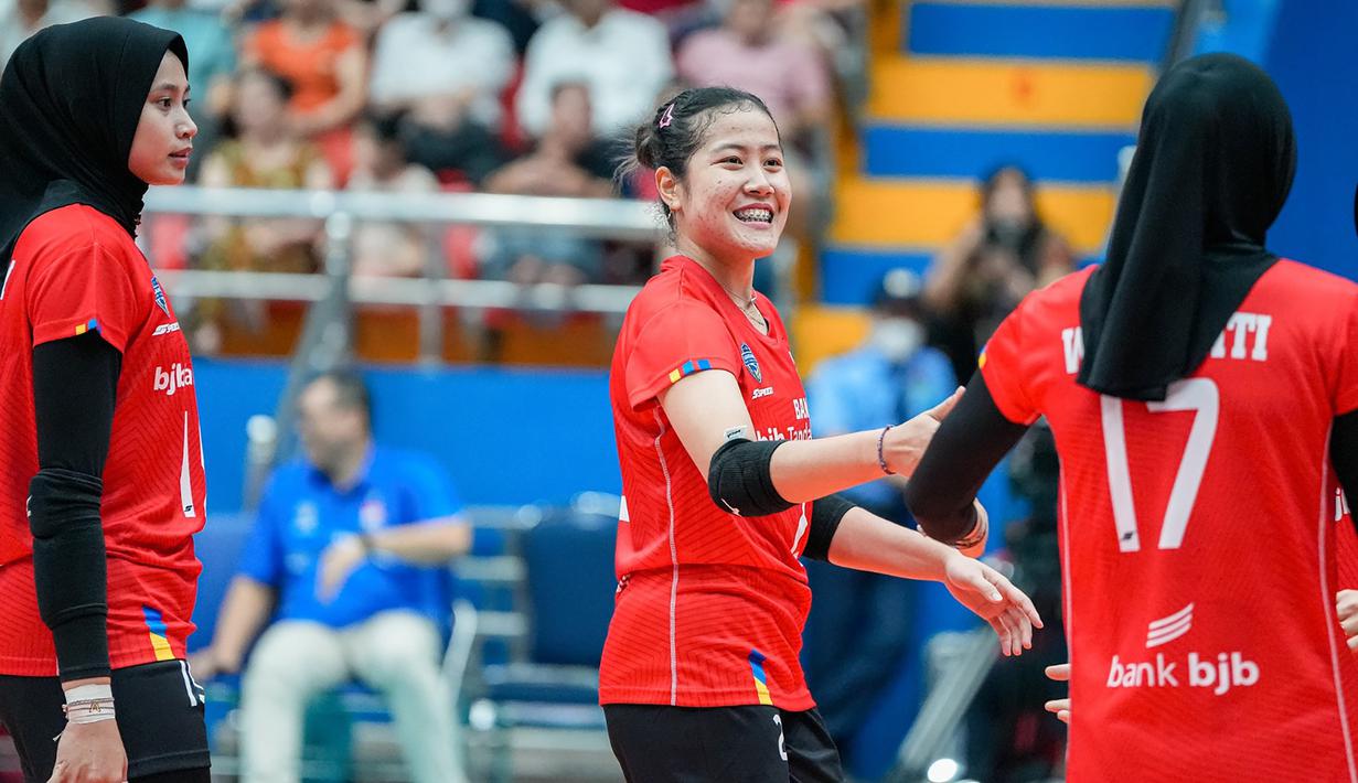 <p>Tiga pemain Timnas bola voli putri Indonesia (dari kiri) Hany Budiarti, Ratri Wulandari dan Wilda Siti Nurfadhilah saat menghadapi Filipina pada laga terakhir putaran pertama SEA V League 2023 di Vinh Phuc Gymnasium, Hanoi, Vietnam, Minggu (6/8/2023). Indonesia menang 3-0 (25-20, 25-17, 25-21) dan finis di tempat ketiga. (Dok. SEA V League 2023)</p>