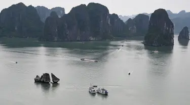 Kapal-kapal wisata berlayar di perairan Ha Long Bay, Provinsi Quang Ninh, Vietnam, Jumat (10/5/2019). UNESCO menetapkan Ha Long Bay menjadi situs warisan dunia sejak 17 Desember 1994. (Manan VATSYAYANA/AFP)