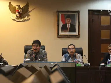 Staf Khusus Presiden Johan Budi (kanan), Mantan Ketua KPK Antasari Azhar (kedua kanan) dan Deputi II KSP Yanuar Nugroho (kedua kiri) saat diskusi Pelayanan Rakyat Bebas Korupsi di Kantor Staf Presiden, Jakarta, Rabu (9/1). (Liputan6.com/Angga Yuniar)
