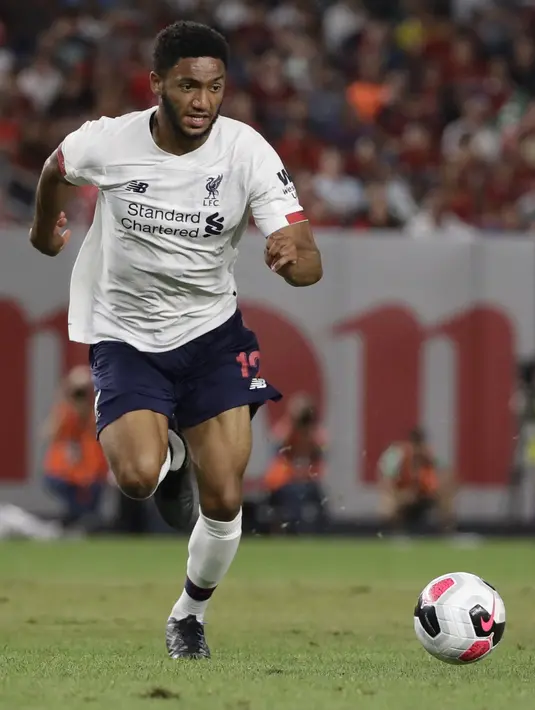 Gelandang Liverpool, Joe Gomez menggiring bola saat bertanding melawan Sporting CP dalam laga uji coba di Stadion Yankee, Amerika Serikat, Kamis (25/7/2019). Liverpool ditahan imbang Sporting dengan skor 2-2. (AP Photo/Frank Franklin II)