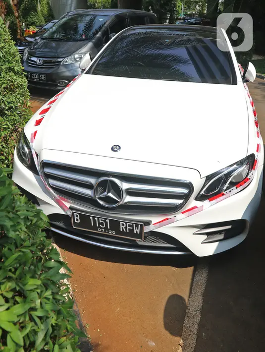 Mobil mewah milik tersangka Jiwasraya dengan segel Kejagung terparkir di Kejaksaan Agung, Kamis (16/1/2020). Penyidik Kejagung menyita sejumlah kendaraan dari tersangka kasus dugaan korupsi Jiwasraya berupa enam mobil berbagai merk dan satu motor Harley Davidson. (Liputan6.com/Herman Zakharia)