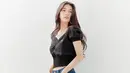 Padu padan blouse cropped dengan celana kulot ala Bae Suzy ini bikin tampilan kaki jenjang. (Instagram/suzybae__).