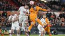 Pemain Timnas Belanda, Wout Weghorst (kanan) berebut bola dengan pemain Timnas Gibraltar, Graeme Troilla pada laga Grup B Kualifikasi Euro 2024 di Feyenoord Stadium, Rotterdam, Belanda, Selasa (28/03/2023) WIB. De Oranje menang dengan skor 3-0. (AP Photo/Peter Dejong)